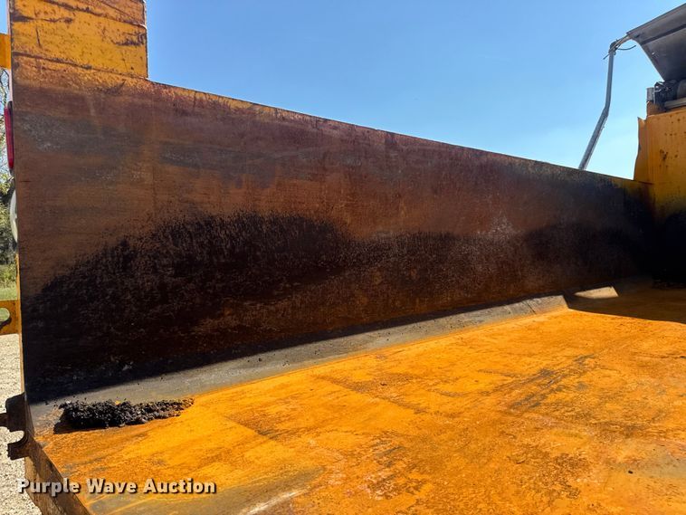 image for item DO2261 2006 International 7400 dump truck