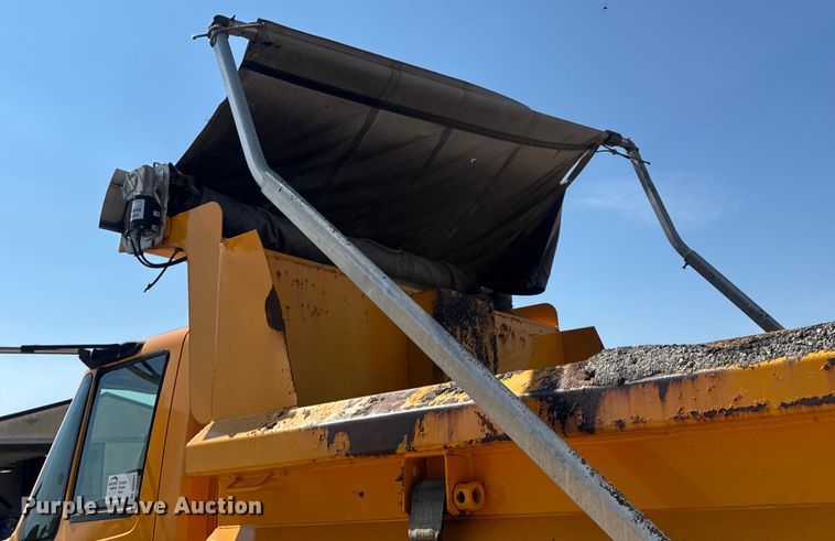 image for item DO2261 2006 International 7400 dump truck