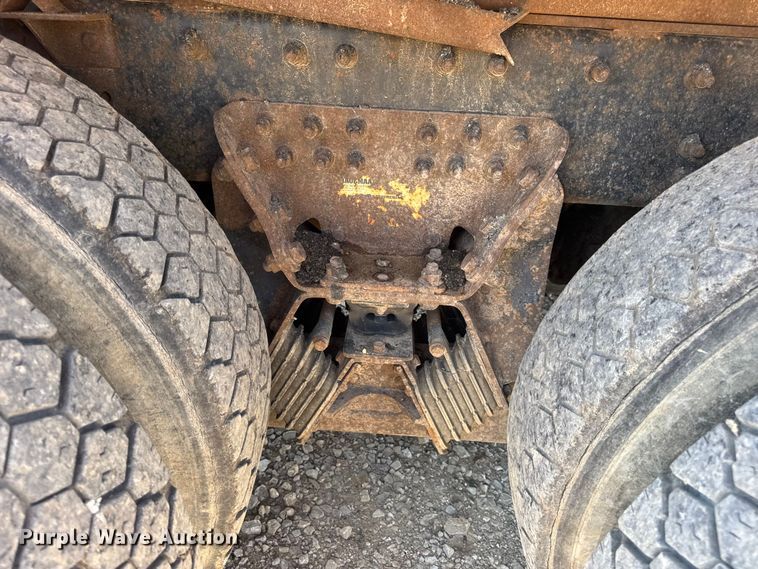 image for item DO2261 2006 International 7400 dump truck