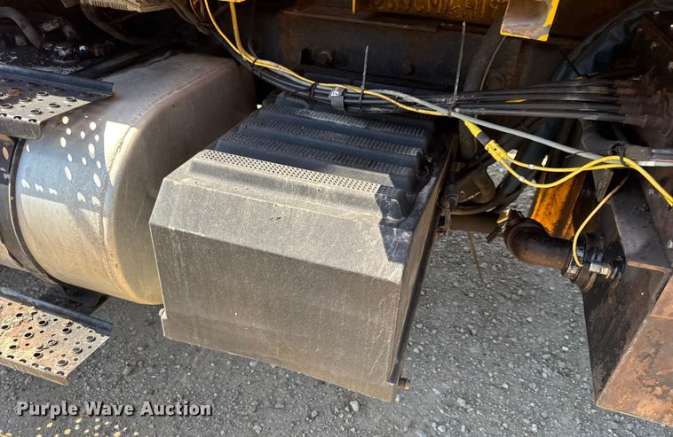 image for item DO2261 2006 International 7400 dump truck