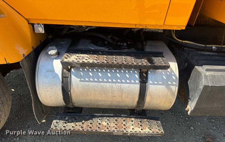 image for item DO2261 2006 International 7400 dump truck