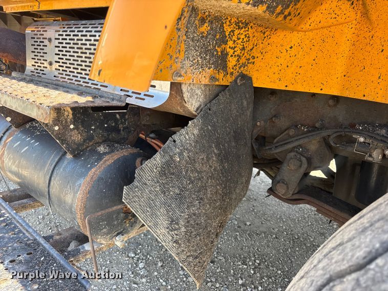 image for item DO2261 2006 International 7400 dump truck