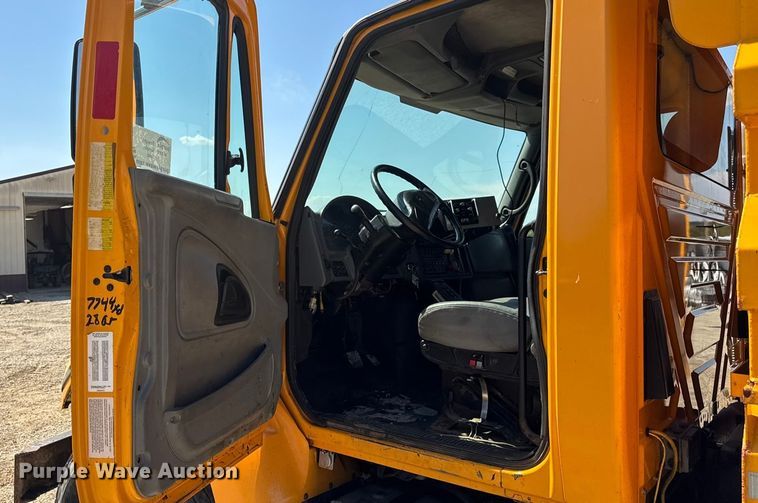 image for item DO2261 2006 International 7400 dump truck