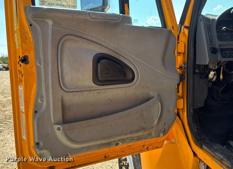 image for item DO2261 2006 International 7400 dump truck