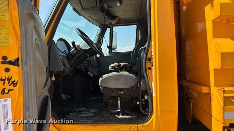 image for item DO2261 2006 International 7400 dump truck