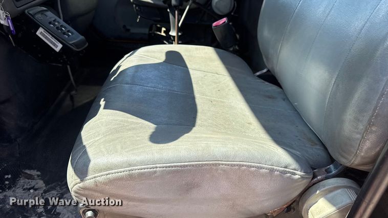 image for item DO2261 2006 International 7400 dump truck