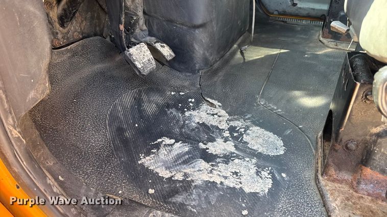 image for item DO2261 2006 International 7400 dump truck