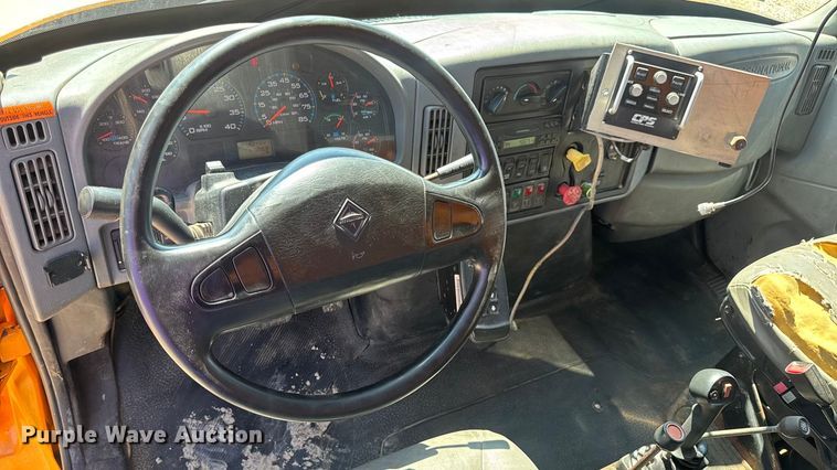 image for item DO2261 2006 International 7400 dump truck