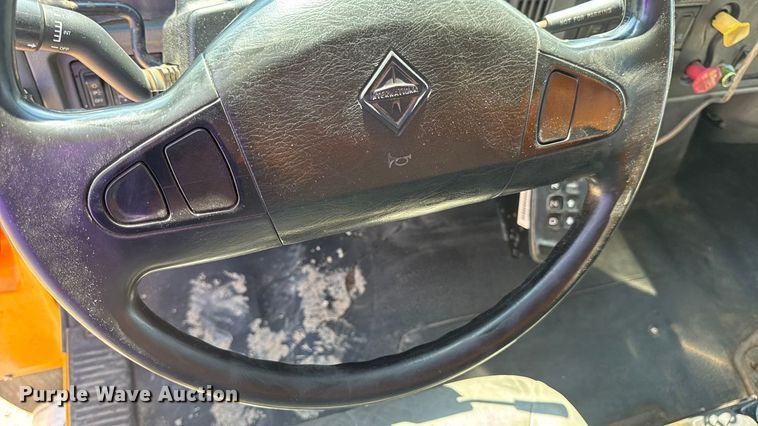 image for item DO2261 2006 International 7400 dump truck