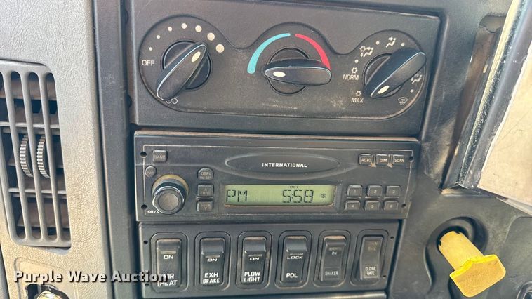 image for item DO2261 2006 International 7400 dump truck