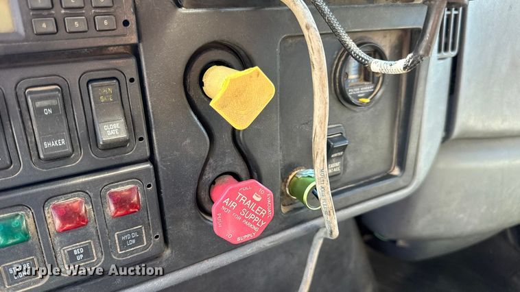 image for item DO2261 2006 International 7400 dump truck