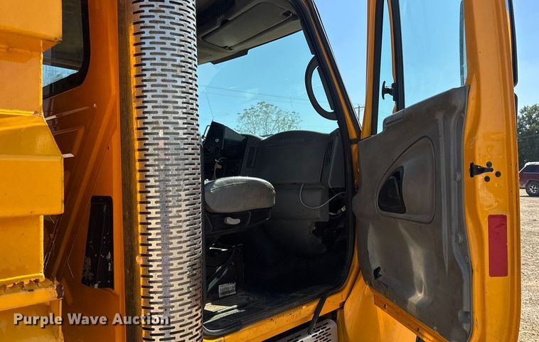 image for item DO2261 2006 International 7400 dump truck