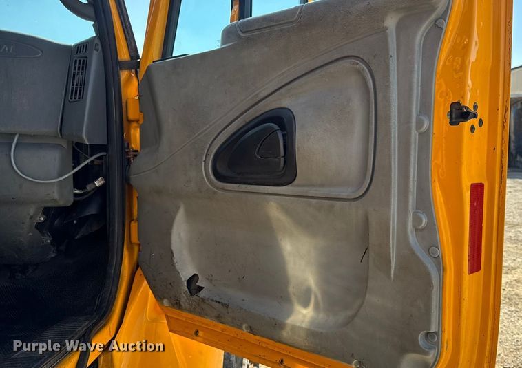 image for item DO2261 2006 International 7400 dump truck