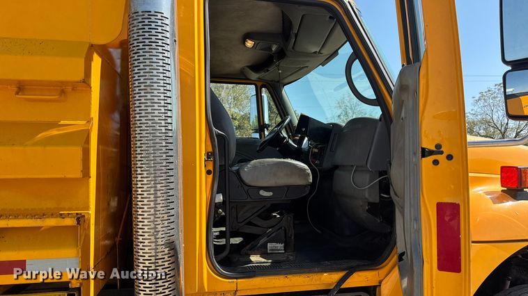 image for item DO2261 2006 International 7400 dump truck