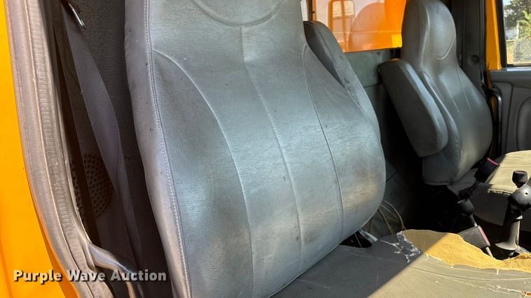 image for item DO2261 2006 International 7400 dump truck