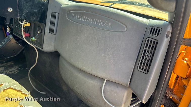 image for item DO2261 2006 International 7400 dump truck