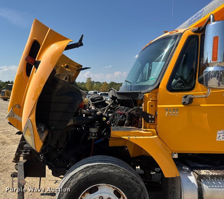 image for item DO2261 2006 International 7400 dump truck