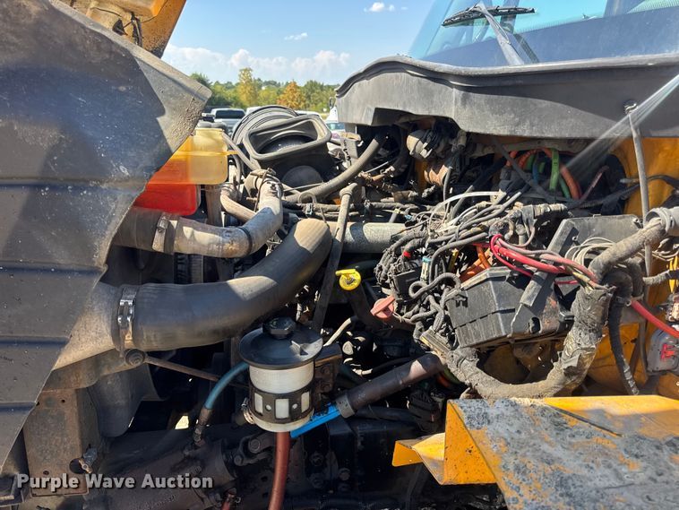 image for item DO2261 2006 International 7400 dump truck