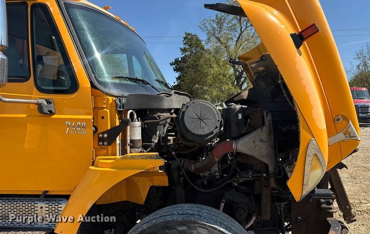 image for item DO2261 2006 International 7400 dump truck