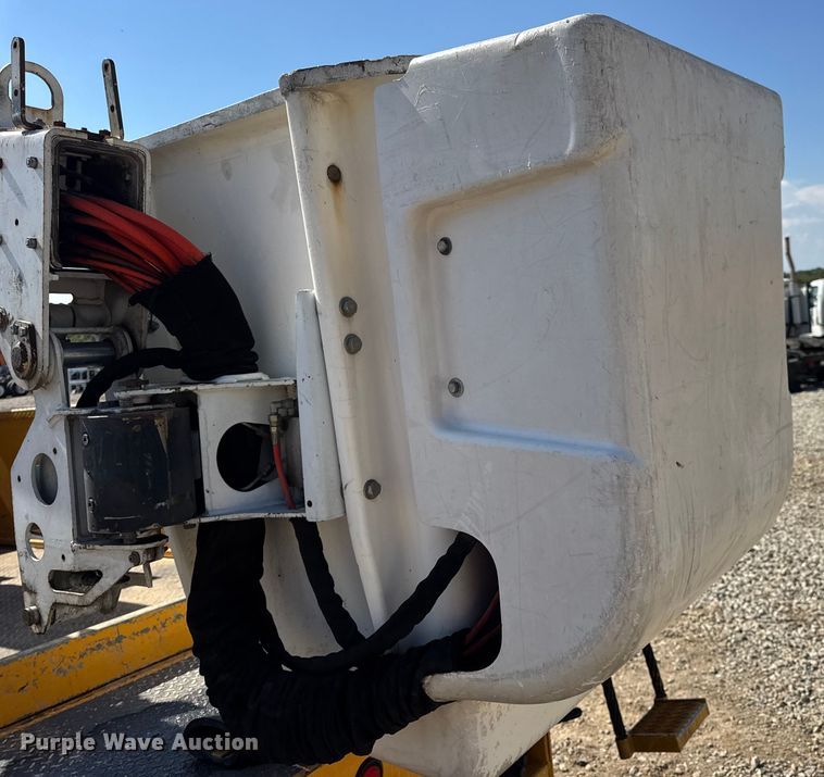 image for item DO2263 2015 Ford F550 Super Duty XL bucket truck