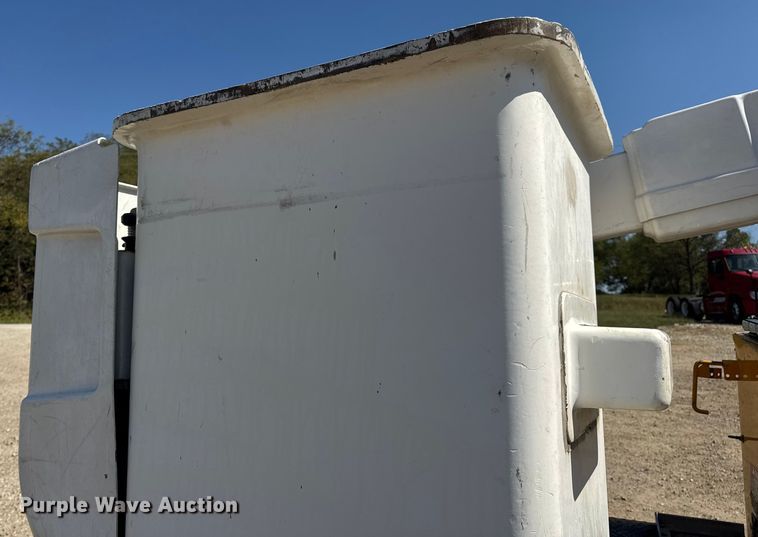 image for item DO2263 2015 Ford F550 Super Duty XL bucket truck