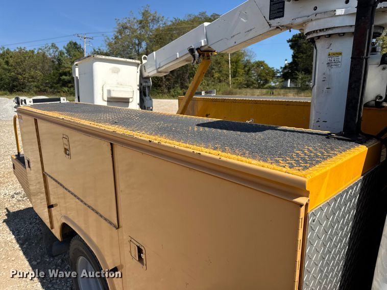 image for item DO2263 2015 Ford F550 Super Duty XL bucket truck