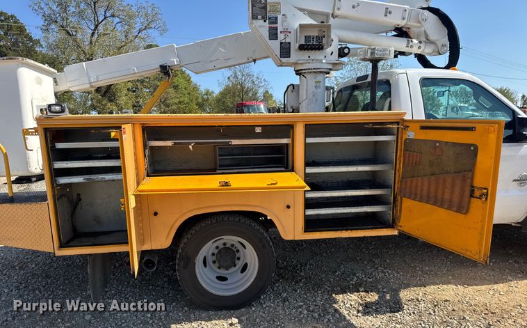 image for item DO2263 2015 Ford F550 Super Duty XL bucket truck
