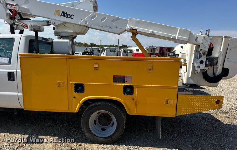 image for item DO2263 2015 Ford F550 Super Duty XL bucket truck