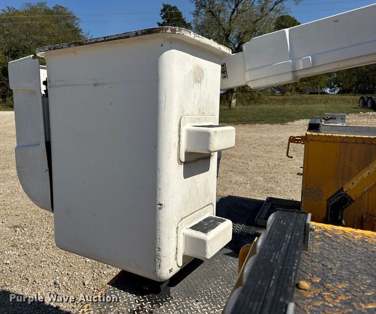 image for item DO2263 2015 Ford F550 Super Duty XL bucket truck