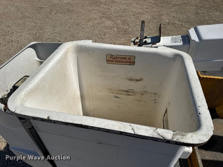 image for item DO2263 2015 Ford F550 Super Duty XL bucket truck