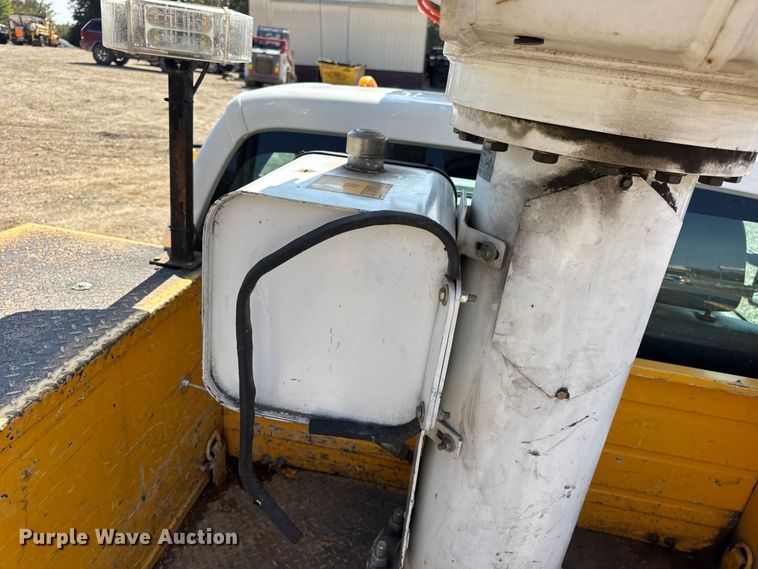 image for item DO2263 2015 Ford F550 Super Duty XL bucket truck