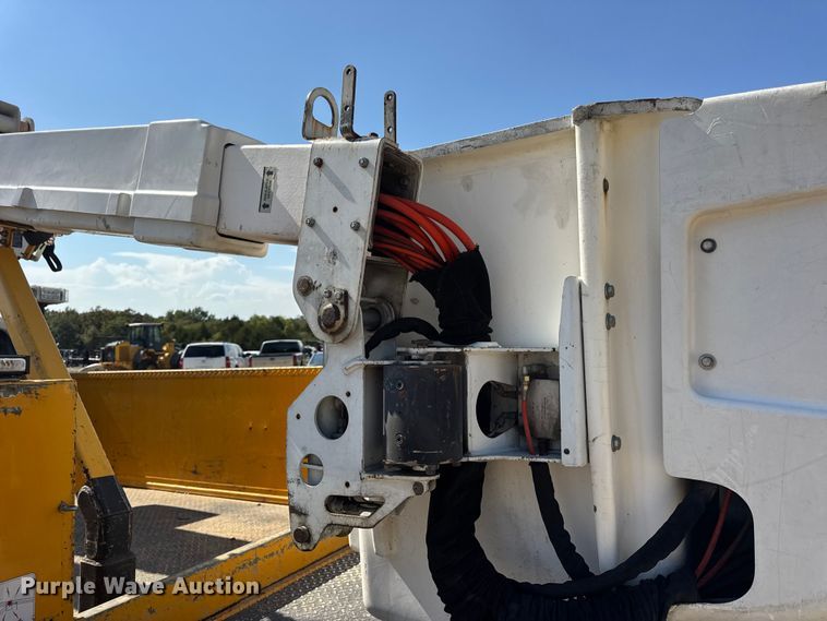image for item DO2263 2015 Ford F550 Super Duty XL bucket truck