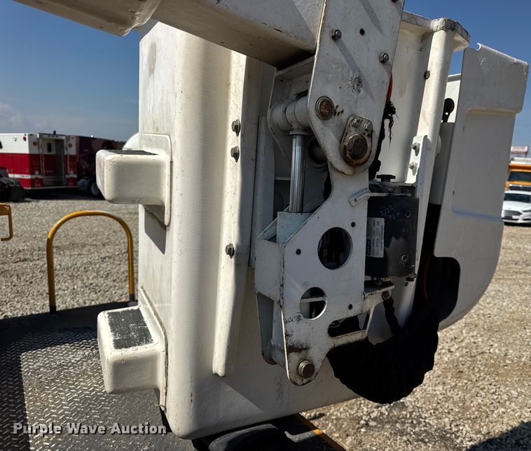 image for item DO2263 2015 Ford F550 Super Duty XL bucket truck