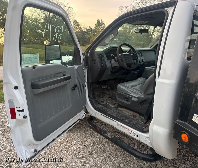 image for item DO2265 2013 Ford F450 Super Duty XL flatbed truck