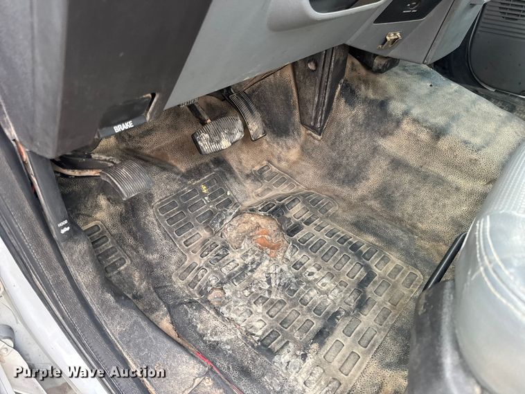 image for item DO2265 2013 Ford F450 Super Duty XL flatbed truck