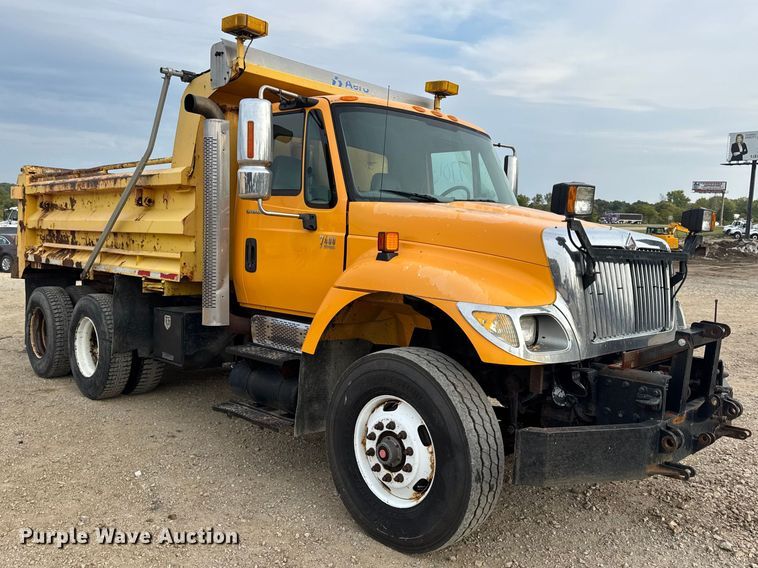 image for item DO2266 2006 International 7400 dump truck
