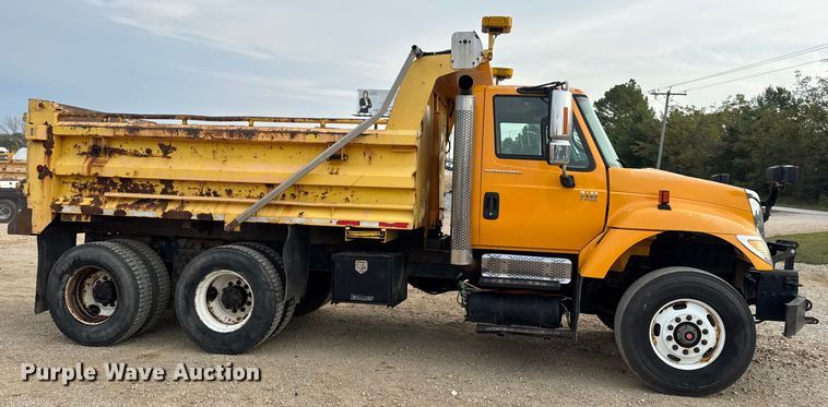 image for item DO2266 2006 International 7400 dump truck
