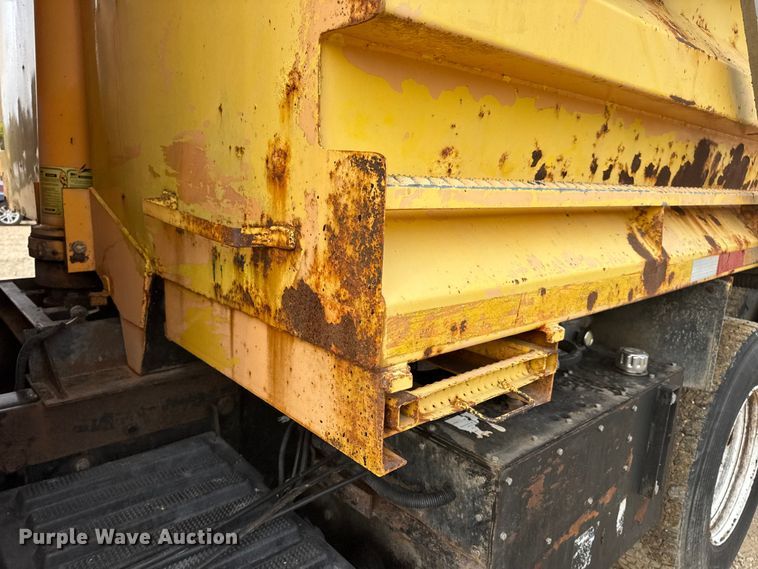 image for item DO2266 2006 International 7400 dump truck