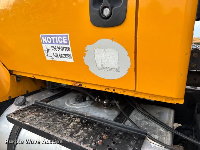 image for item DO2266 2006 International 7400 dump truck