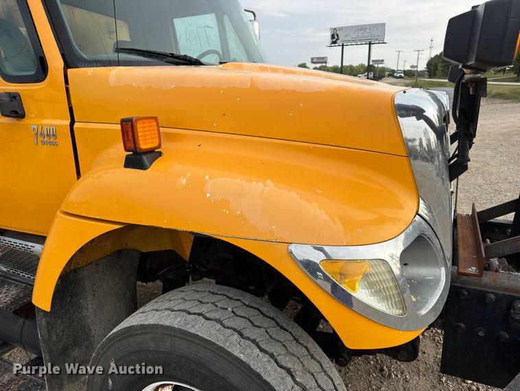 image for item DO2266 2006 International 7400 dump truck