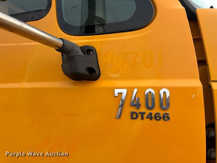 image for item DO2266 2006 International 7400 dump truck