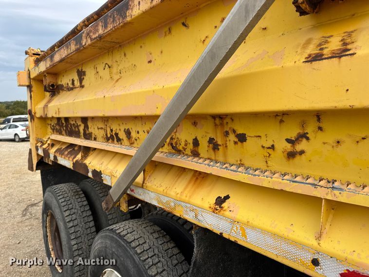 image for item DO2266 2006 International 7400 dump truck