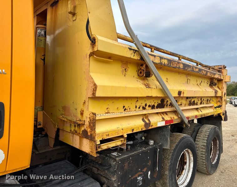 image for item DO2266 2006 International 7400 dump truck