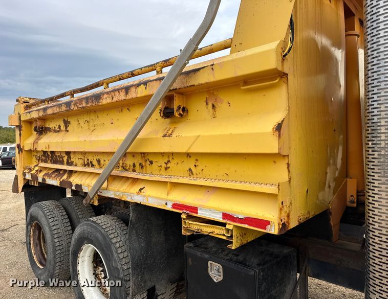 image for item DO2266 2006 International 7400 dump truck