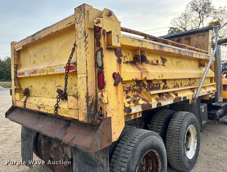 image for item DO2266 2006 International 7400 dump truck