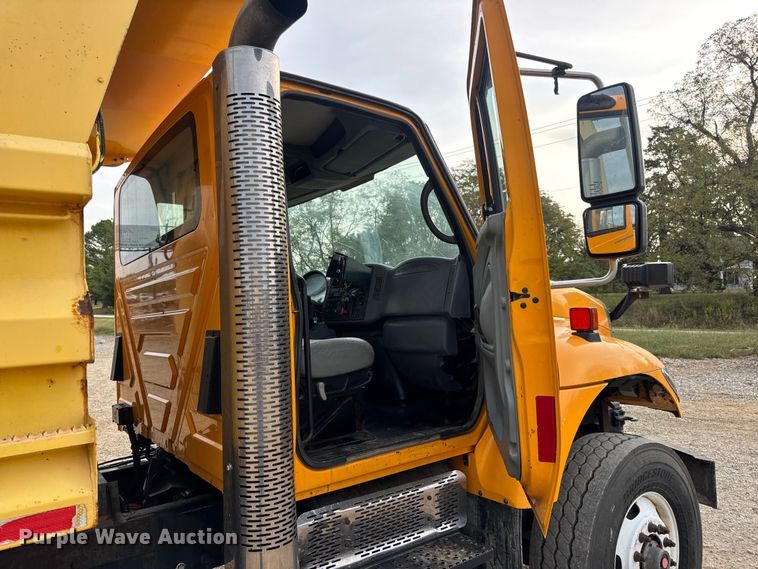 image for item DO2266 2006 International 7400 dump truck