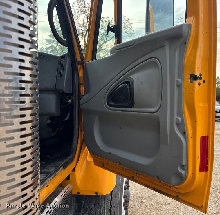 image for item DO2266 2006 International 7400 dump truck