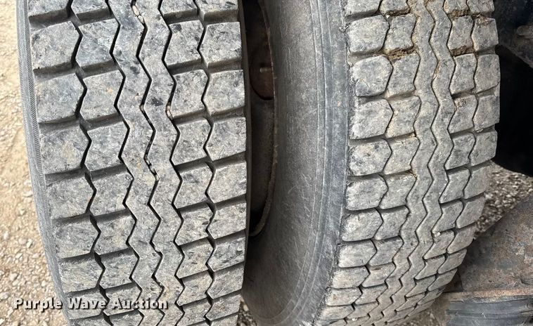 image for item DO2266 2006 International 7400 dump truck