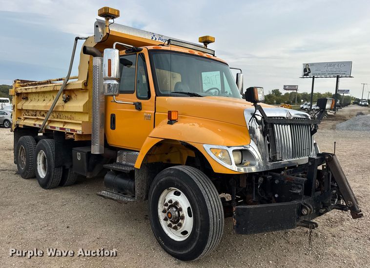 image for item DO2267 2006 International 7400 dump truck