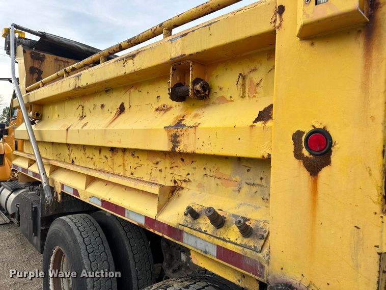 image for item DO2267 2006 International 7400 dump truck